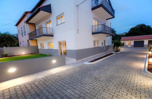 Fatima Apartamento | Modern Apartment With Garden