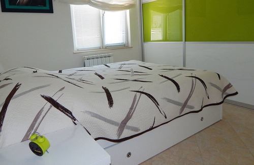 Zrnovnica Apartamento | Apartamento moderno con piscina.