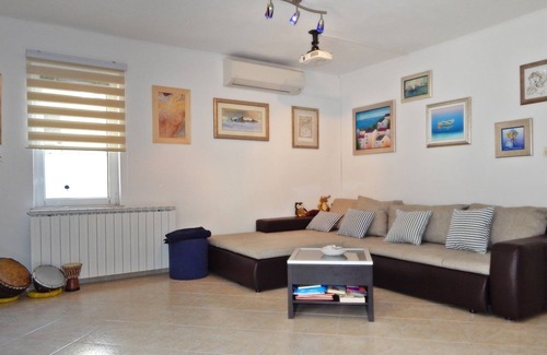 Zrnovnica Apartamento | Apartamento moderno con piscina.