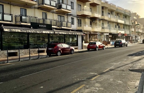 Għadira Apartamento | Un apartamento nuevo y moderno con vista al mar. Un lugar relajante para quedarse.
