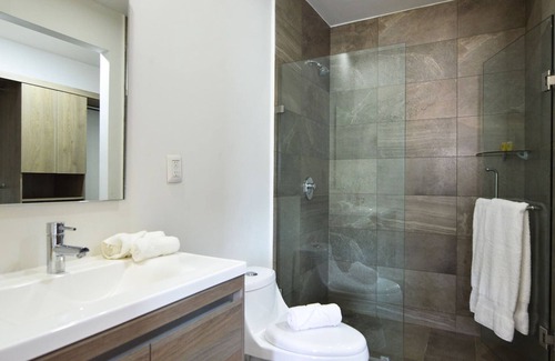 Santa Catarina Apartamento | Moderno departamento con balcón cerca San Pedro.