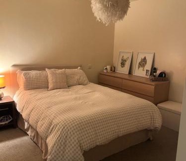 Huddersfield Apartamento | Modern apartment with pool table