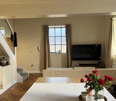 Huddersfield Apartamento | Modern apartment with pool table