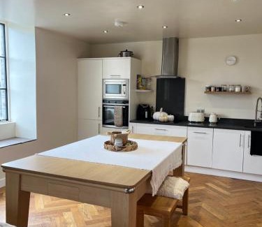 Huddersfield Apartamento | Modern apartment with pool table