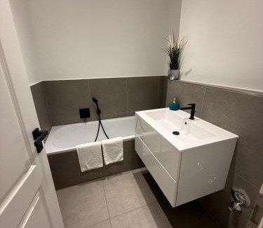 Solln Apartamento | Modern apartment with terrace in Solln
