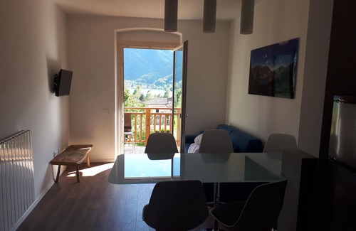 Mezzolago Apartamento | apartamentos de dos y tres habitaciones con balcón y vista al lago
