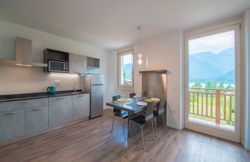 Mezzolago Apartamento | apartamentos de dos y tres habitaciones con balcón y vista al lago