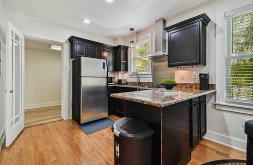 Crescent Lake Apartamento | Modern apt 5 min to downtown Hot tub pets ok