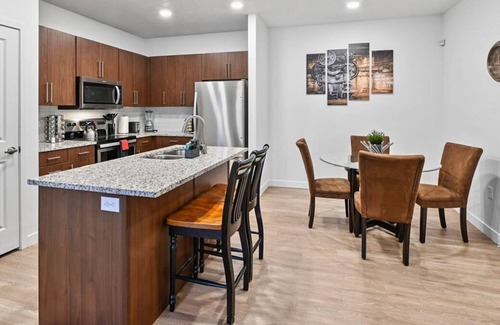 American Fork Apartamento | Modern Apt., Comfy Bed, Hot Tub, Gym, Wi-Fi, Roku TV