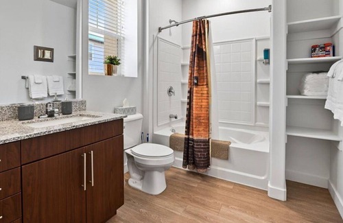 American Fork Apartamento | Modern Apt., Comfy Bed, Hot Tub, Gym, Wi-Fi, Roku TV