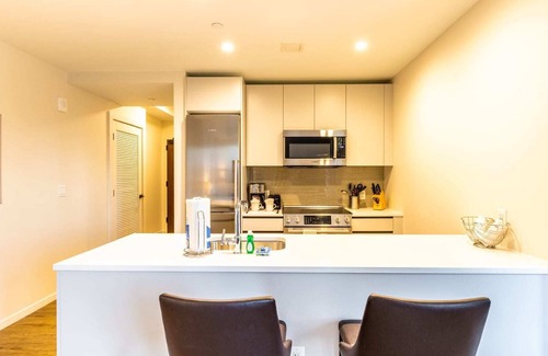 Seaport District Apartamento | Modern Apt with City Views and Gym
