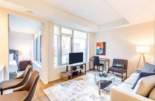 Seaport District Apartamento | Modern Apt with City Views and Gym