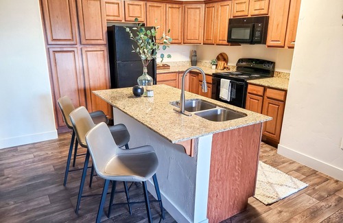 South Jordan Apartamento | Modern Apt with Gym & Pool & Hot Tub. Perfect Location. Close to Ski Resorts!