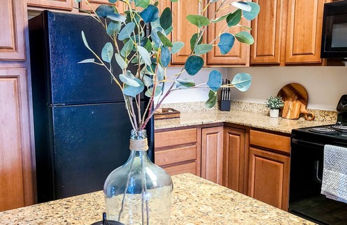 South Jordan Apartamento | Modern Apt with Gym & Pool & Hot Tub. Perfect Location. Close to Ski Resorts!