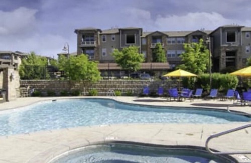 South Jordan Apartamento | Modern Apt with Gym & Pool & Hot Tub. Perfect Location. Close to Ski Resorts!