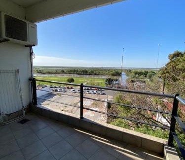 San Nicolás de los Arroyos Apartamento | Moderno piso con vista al río en zona residencial