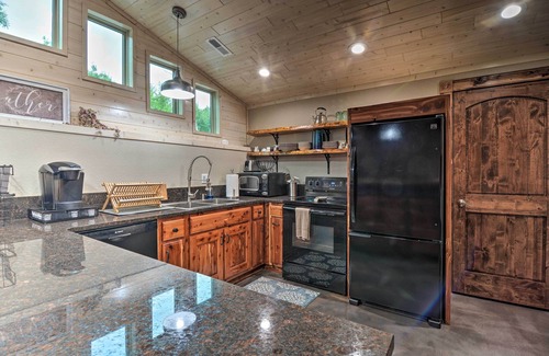 Arcadia Casa | Modern Arcadia Farmhouse on 80 Acres w/ Fire Pit!