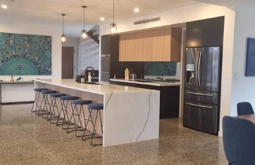 Currumbin Waters Casa | Modern architecturally designed creek frontage property n