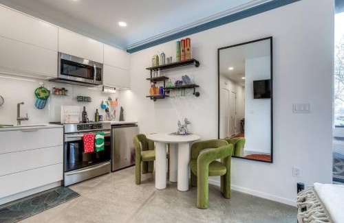 Land Park Apartamento | Modern Artist Loft Canvases Coffee and Comfort