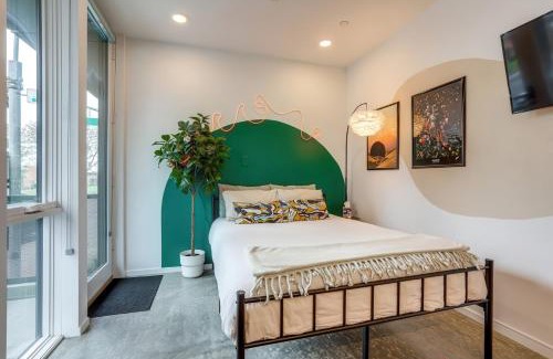 Land Park Apartamento | Modern Artist Loft Canvases Coffee and Comfort