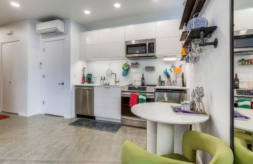Land Park Apartamento | Modern Artist Loft Canvases Coffee and Comfort