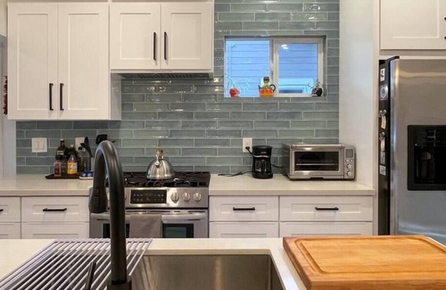 Central Sacramento Casa | Modern, Artsy, 2 BD, 1B Bungalow