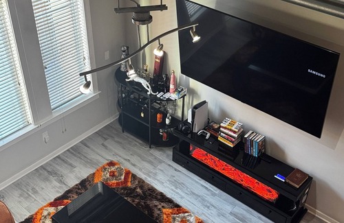 Atlantic Station Area Condominio | Modern Atlantic Station Loft 2-Min Walk to Dining, Shopping, Gym & Theater
