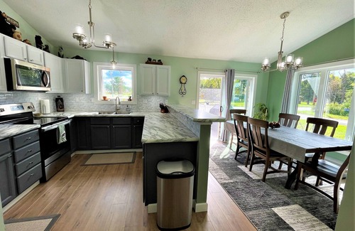 Ironwood Casa | Modern Attached garage Dog friendly ATV & Sled friendly