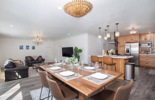 Fairbanks Casa | Modern Aurora Retreat 5b4b w/Basketball Court