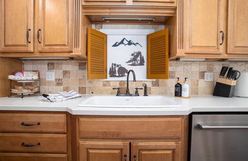 Fairbanks Casa | Modern Aurora Retreat 5b4b w/Basketball Court