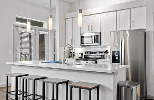 Pleasant Valley Apartamento | Modern Austin 2BR 2B Apt. w/Pool, Parking & WIFI