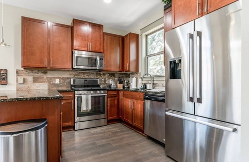 Galindo Casa | Modern Austin Home w/ Porch & Large Yard!