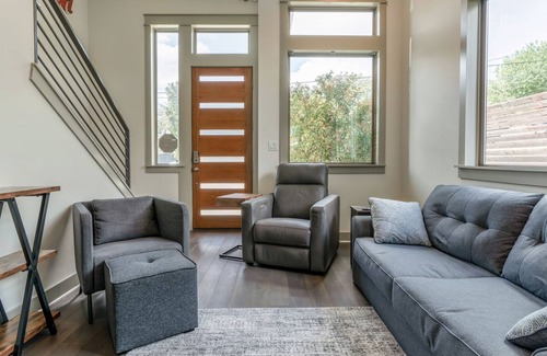 Galindo Casa | Modern Austin Home w/ Porch & Large Yard!