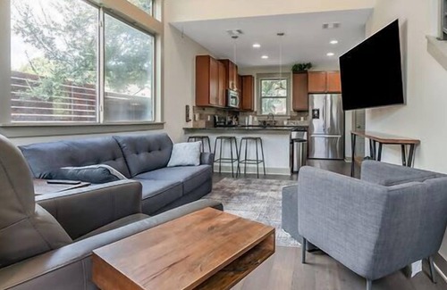 Galindo Casa | Modern Austin Home w/ Porch & Large Yard!
