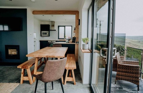 Penycwm Apartamento | Modern balcony property, Sea views over Newgale