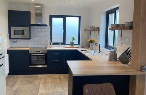 Penycwm Apartamento | Modern balcony property, Sea views over Newgale