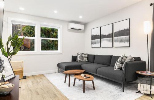 Sunset Hill Casa | Modern Ballard Retreat Near Beach & Parks
