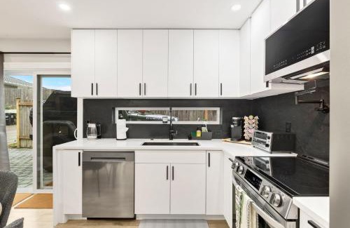 Sunset Hill Casa | Modern Ballard Retreat Near Beach & Parks