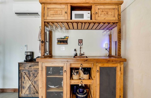 Jacksonville Casa | Modern Barn on Applegate River, Walk to Vineyard!