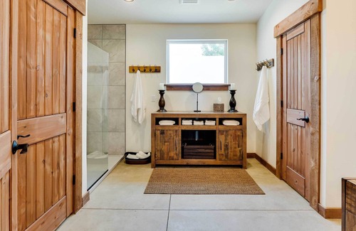 Jacksonville Casa | Modern Barn on Applegate River, Walk to Vineyard!