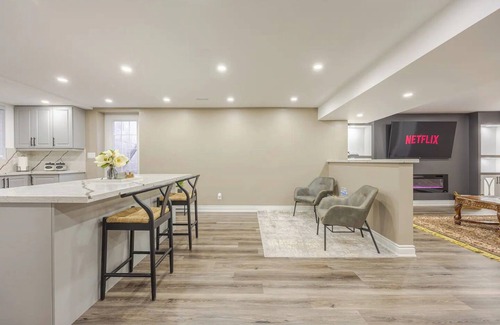 Ajax Apartamento | Modern Basement Oasis: Kitchen, Bed, Bath!
