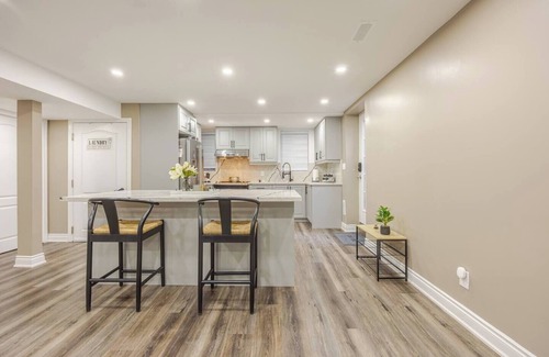 Ajax Apartamento | Modern Basement Oasis: Kitchen, Bed, Bath!