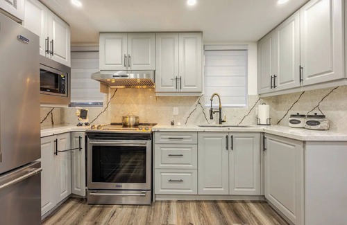 Ajax Apartamento | Modern Basement Oasis: Kitchen, Bed, Bath!