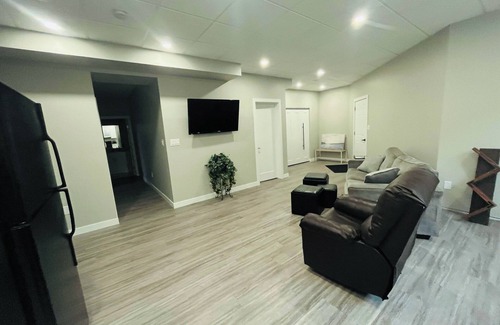 Brandon Apartamento | Modern Basement Suite