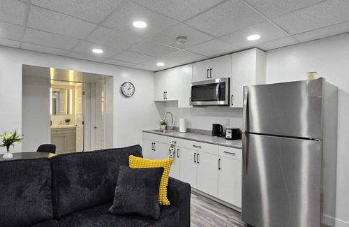 Winnipeg Apartamento | Modern Basement suite with seperate entrance close to grocery, restaurant & mall