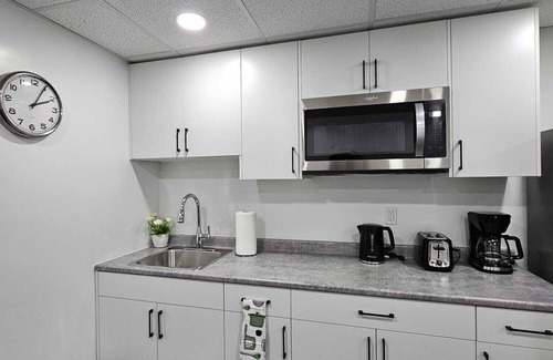 Winnipeg Apartamento | Modern Basement suite with seperate entrance close to grocery, restaurant & mall