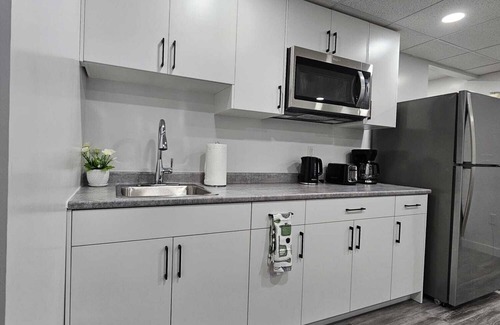 Winnipeg Apartamento | Modern Basement suite with seperate entrance close to grocery, restaurant & mall