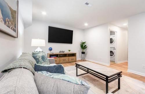 Greensboro Apartamento | Modern Basement Suite, 2BR Sofa Bed, Parking