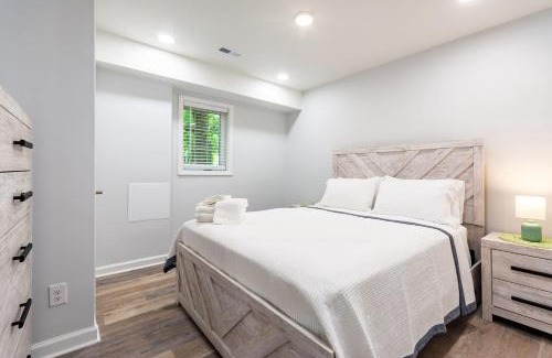 Greensboro Apartamento | Modern Basement Suite, 2BR Sofa Bed, Parking