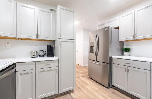 Greensboro Apartamento | Modern Basement Suite, 2BR Sofa Bed, Parking
